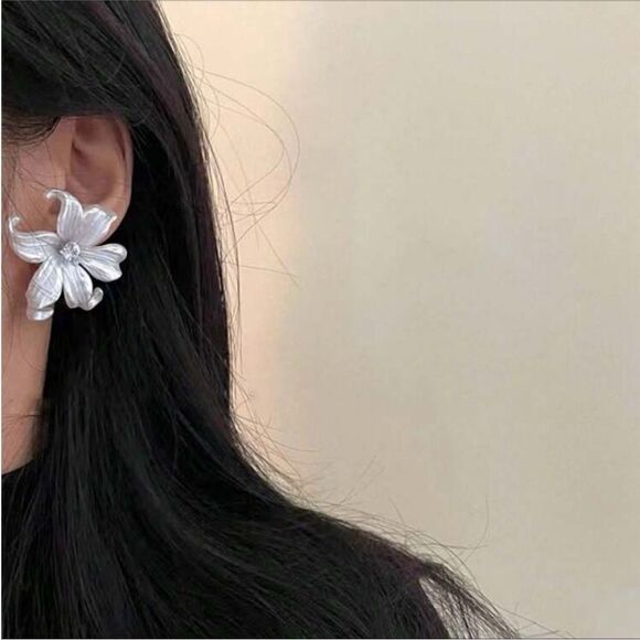 White flower earrings N433 - Picture 1 of 3